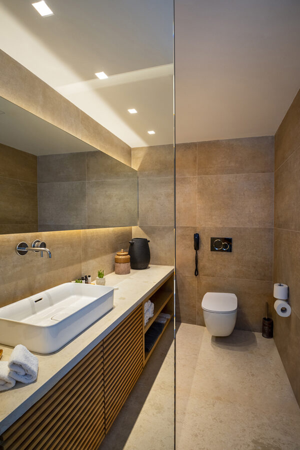 mastersuite_bathroom