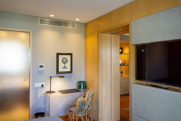 mastersuite_bedroom2