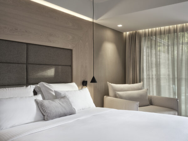 alt="Deluxe room with double bed at Sea View Cityscape Hotel"