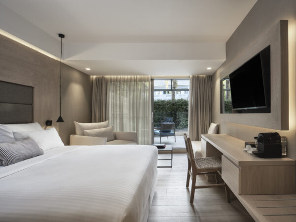 alt="Deluxe room at Sea View Cityscape Hotel"