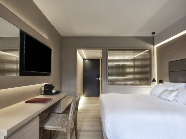 alt="Deluxe room at Sea View Cityscape Hotel"