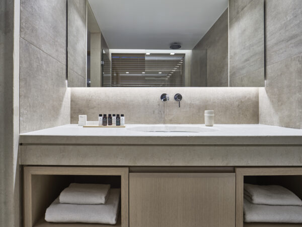 alt="Deluxe room's bathroom at Sea View Cityscape Hotel"